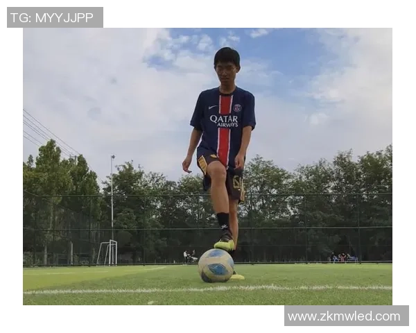 足球明星颠球技巧揭秘:如何在场上展现绝佳控球能力与魅力